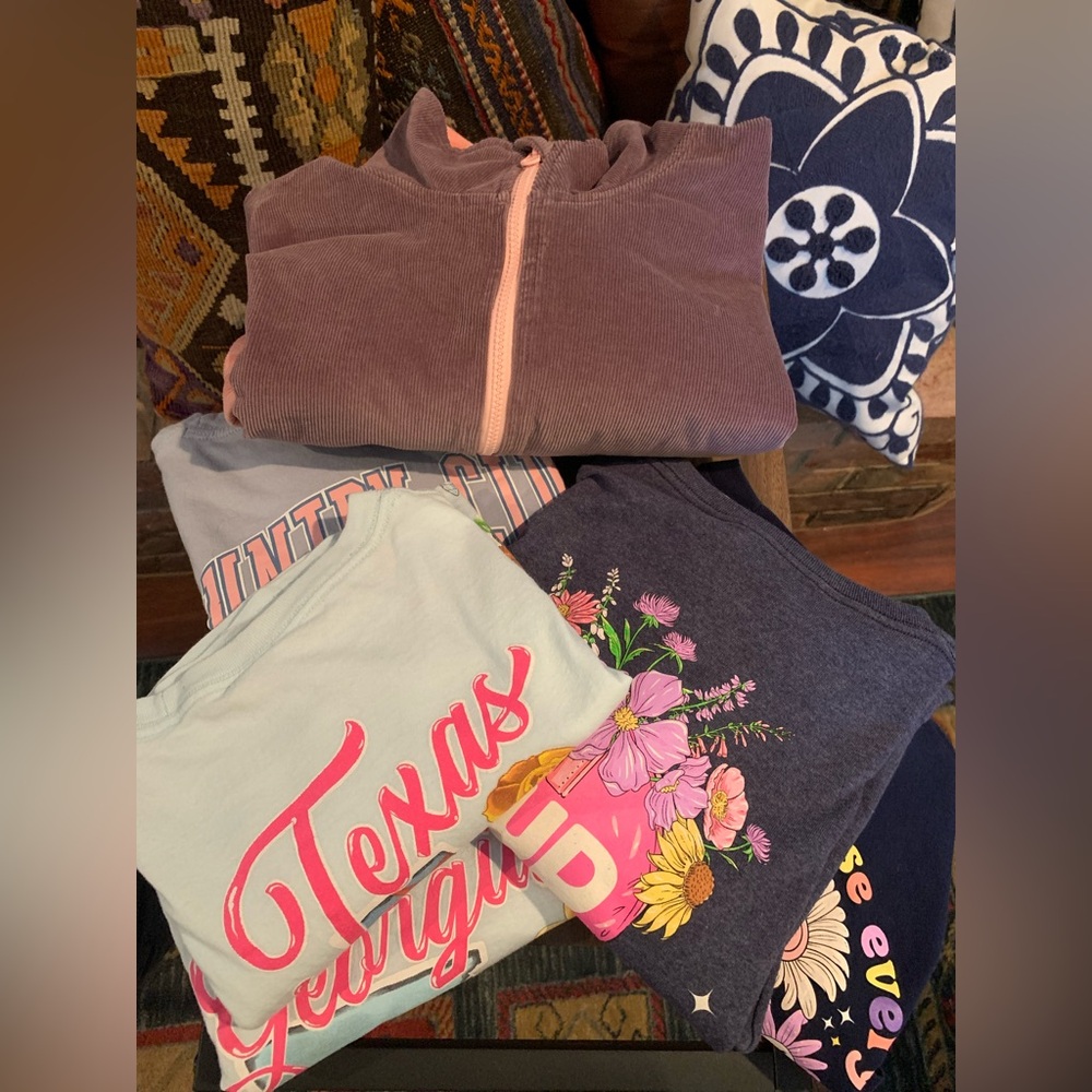 Simply Southern Lot of (6) - t-shirts and sweatshirt
